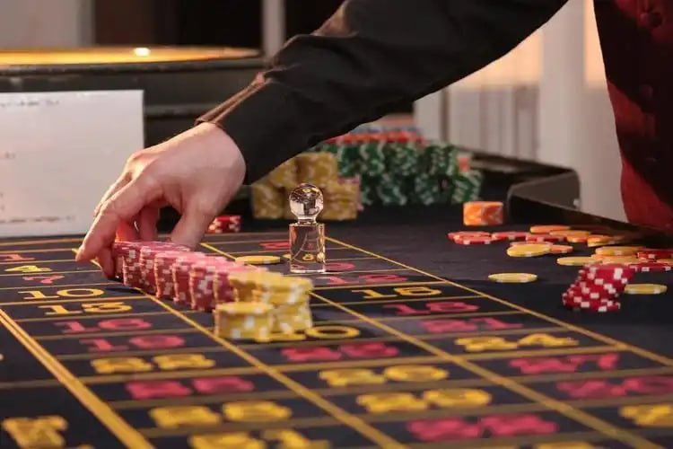 Giao diện sảnh game vt443 trên điện thoại với slot và live casino đa dạng